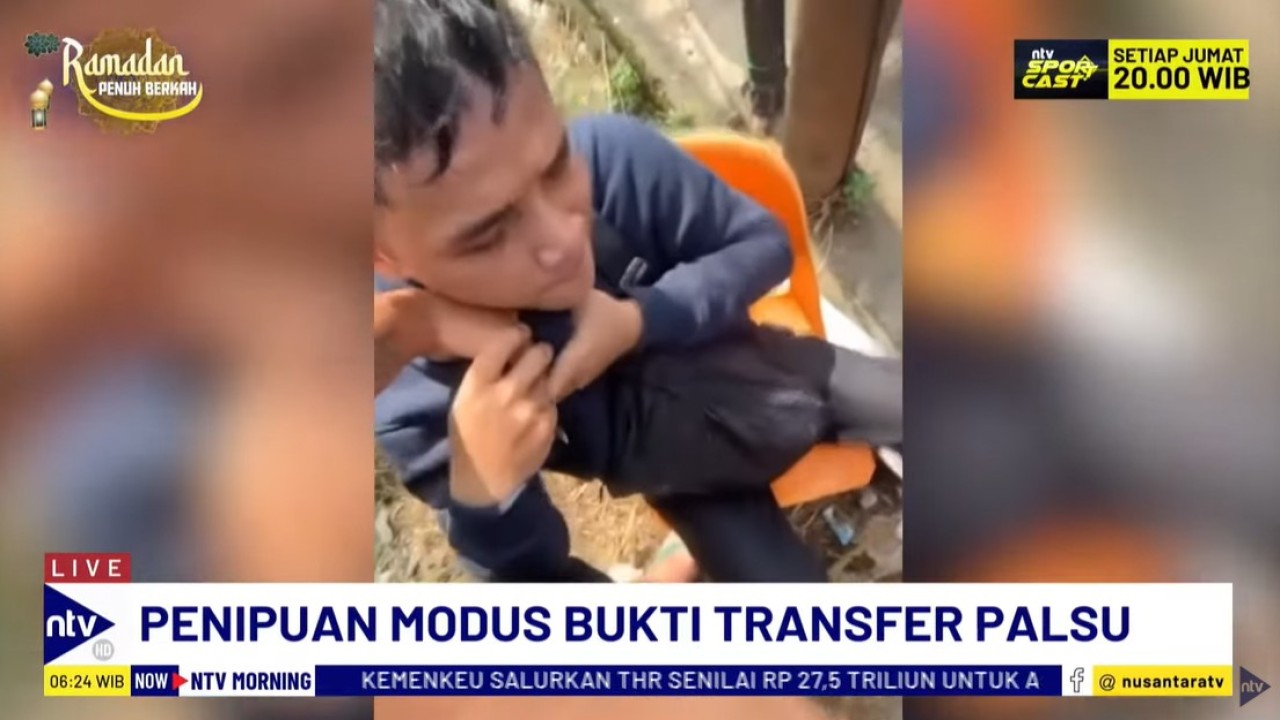 Seorang pria dihajar warga setelah melakukan penipuan di jasa penukaran uang baru.