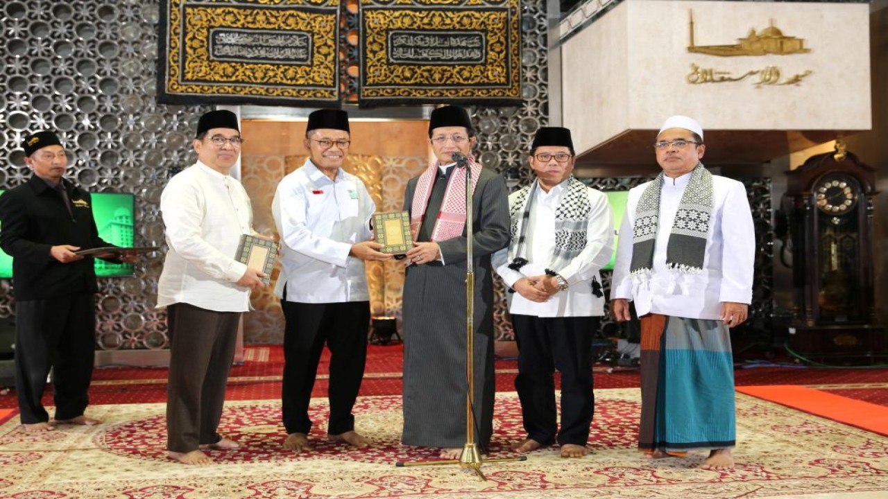 Ketua Umum Yayasan Muslim Sinar Mas, Saleh Husin menyerahkan secara simbolik 5.000 mushaf kepada Imam Besar Masjid Istiqlal, K.H. Nasaruddin Umar untuk diteruskan kepada para jamaah yang hadir melaksanakan khataman Alquran di Istiqlal/Foto: Istimewa