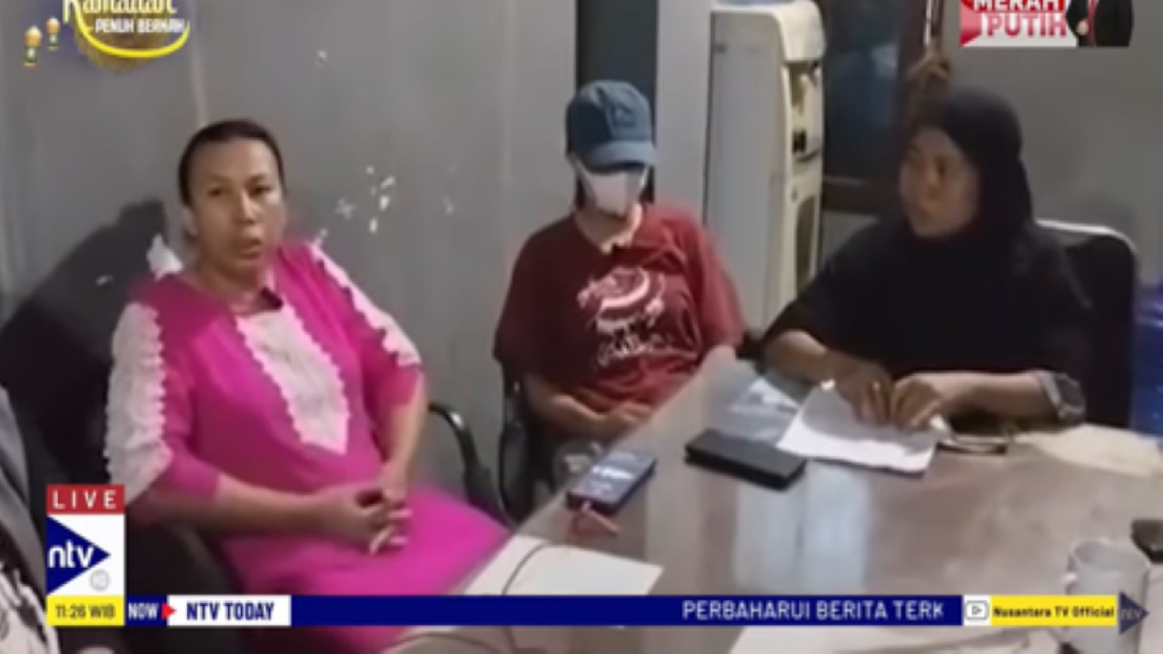 Korban pelecehan seksual AN bersama keluarga saat diperiksa polisi