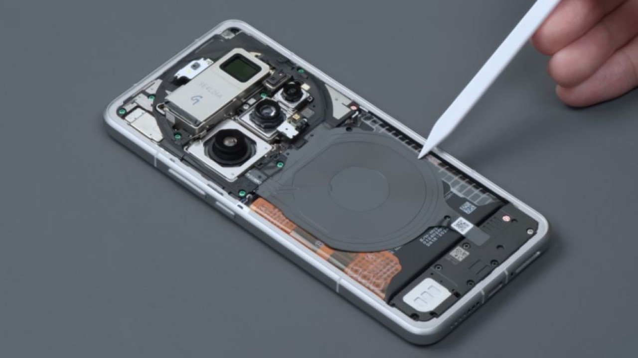 Xiaomi 15 Ultra dibongkar untuk mengungkap perubahan desain dan peningkatan fitur internal. (Foto: Gizmochina)