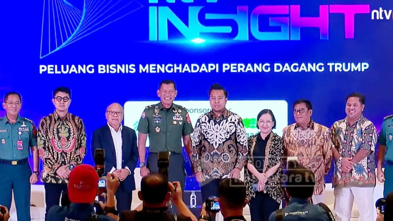 Kapuspen TNI Brigjen TNI Kristomei Sianturi berfoto bersama dengan Direksi dan Pimpinan Redaksi Nusantara TV saat menghadiri acara NTV Insight 2025/Nusantaratv.com