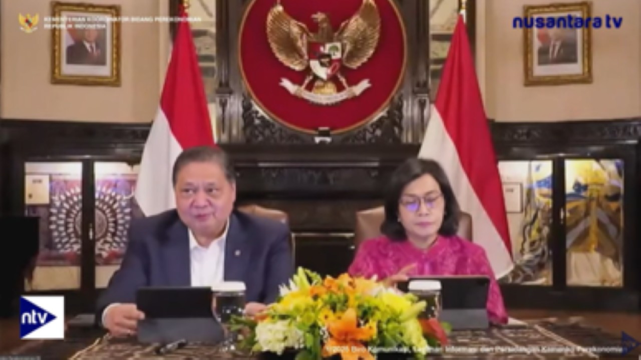 Menko Perekonomian Airlangga Hartarto didampingi Menteri Keuangan Sri Mulyani memberikan keterangan pers secara virtual terkait hasil negoisasi tarif resiprokal AS