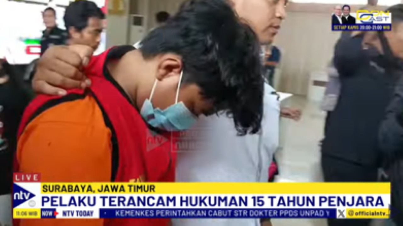 AO (22) yang tega membunuh ayah kandungnya sendiri digiring personel kepolisian