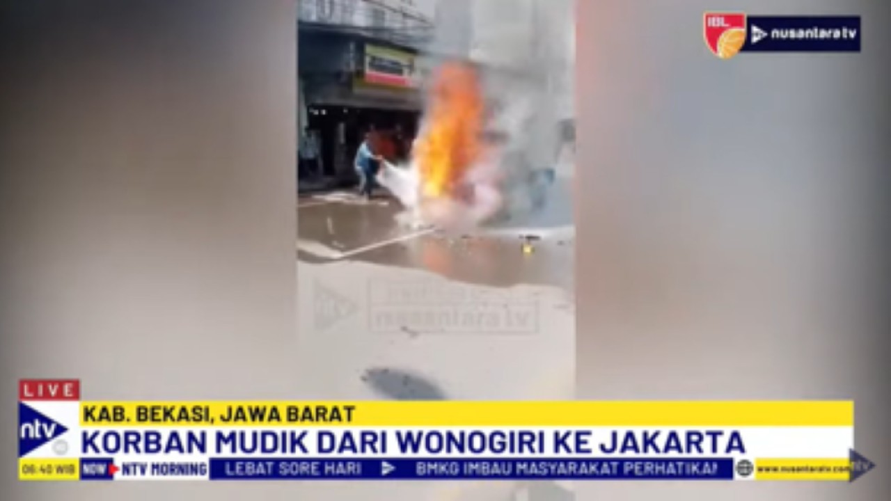 Polisi bersama warga dengan menggunakan alat pemadam kebakaran ringan dan air berjibaku memadamkan api yang membakar bajaj seorang pemudik asal Wonogiri