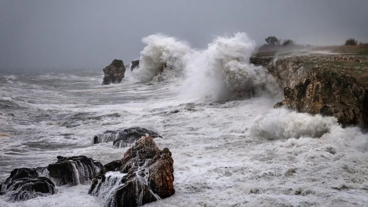 Gelombang tinggi di pinggir pantai