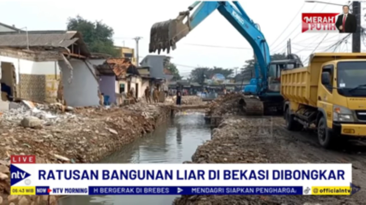 Pemkab Bekasi mengerahkan alat berat untuk membongkar rumah-rumah liar di atas kali yang menjadi pemicu banjir