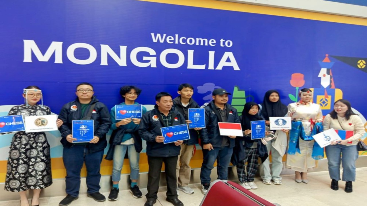 Enam pecatur Indonesia didampingi Manajer Tim Henry Hendratno mengikuti Zona 3.3 Kualifikasi Kejuaraan Catur Dunia 2025/ist