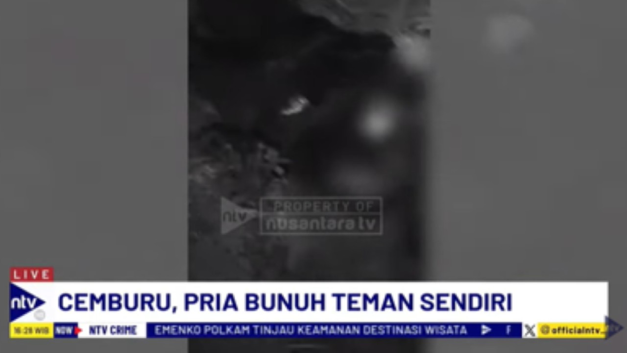 Korban AM yang tewas dibunuh teman satu tongkrongan tergeletak di pinggir jalan