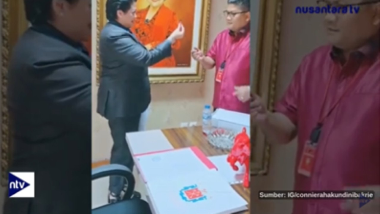 Pengamat Militer Connie Rahakundini Bakrie menyerahkan dokumen rahasia yang dititipkan Sekjen PDIP Hasto Kristiyanto kepada Wakil Sekjen PDIP Aryo Adhi Dharmo.