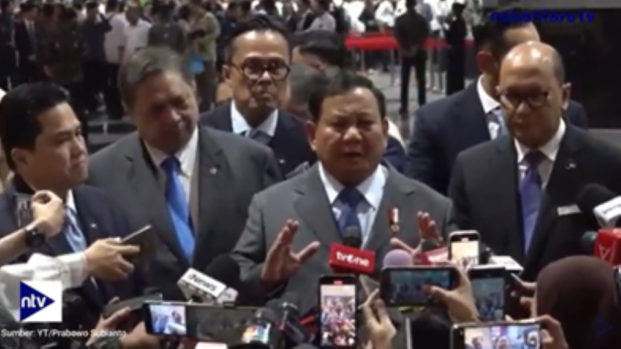 Presiden Prabowo Subianto memberikan keterangan pers usai memberikan arahan kepada para pimpinan Danantara