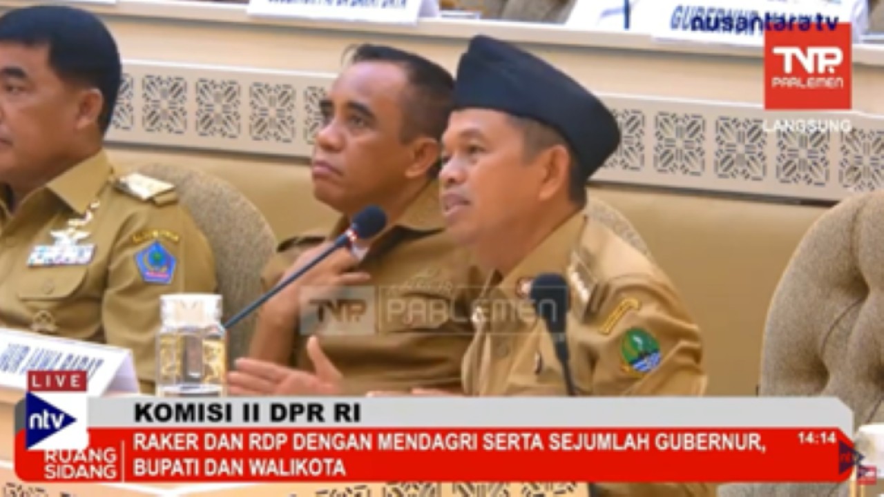 Gubernur Jawa Barat, Dedi Mulyadi saat Raker dan RDP dengan Komisi II DPR RI dan Mendagri