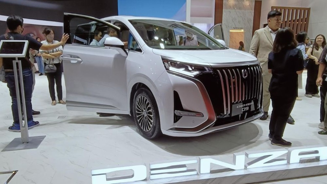 Denza D9, mobil listrik mewah dari submerek BYD, menarik perhatian pengunjung pameran otomotif IIMS 2025, di JIExpo Kemayoran, Jakarta, pada Februari lalu. (Foto: Adiantoro/NTV)