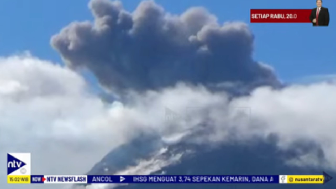 Gunung Lewotobi Laki-laki di NTT erupsi dan memuntahkan abu setinggi 4.000 meter