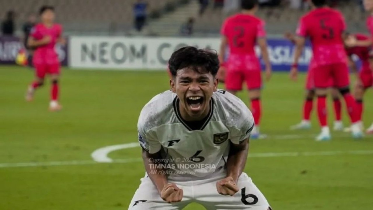 Pemain timnas Indonesia U-17 Evandra Florasta berselebrasi merayakan golnya melawan Korea Selatan U-17 pada laga perdana Grup C Piala Asia U-17 2025 di Stadion Prince Abdullah Al Faisal, Jeddah, Arab Saudi, Jumat (4/4/2025). (Foto: ANTARA/HO-PSSI)
