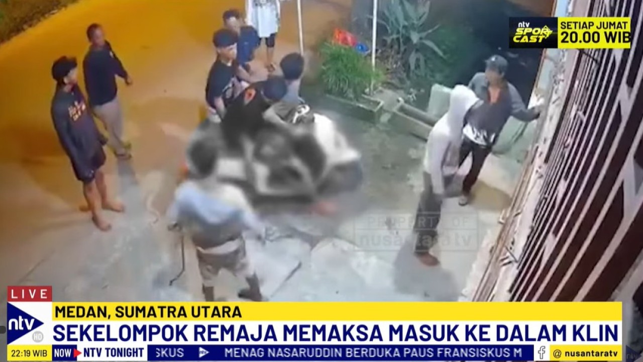Para pemuda yang diduga merupakan anggota geng motor mencoba memaksa masuk ke sebuah klinik.