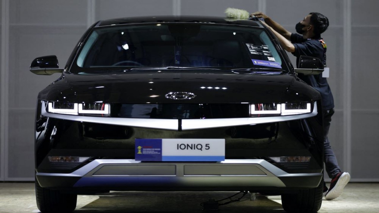 Hyundai Ioniq 5 mejeng di ajang pameran Indonesia International Motor Show (IIMS) di Jakarta, pada 16 Februari 2023. (Foto: Willy Kurniawan/Reuters)