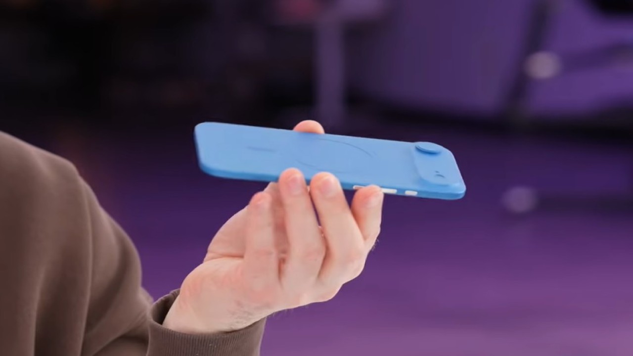 iPhone 17 Air disebut lebih tipis dari Samsung Galaxy S25 Edge. (Foto: tangkapan layar YouTube Unbox Theraphy)