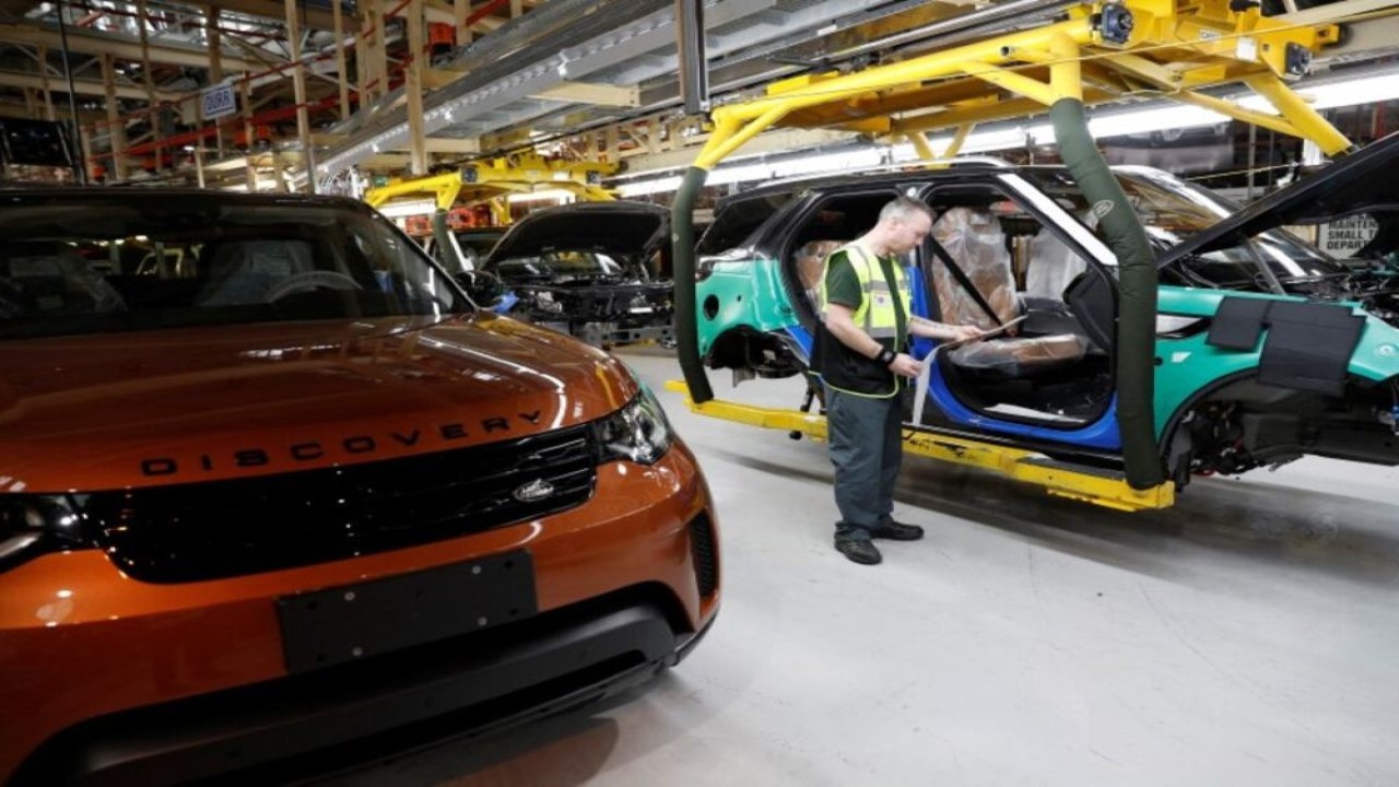 Seorang pekerja di jalur perakitan di fasilitas Jaguar Land Rover di Solihull, Inggris. (Foto: Dok/Darren Staples/Reuters)