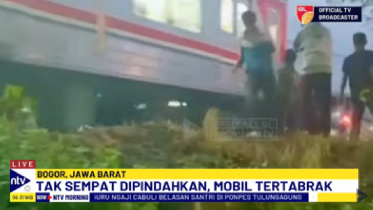 Sebuah minibus tertabrak kereta karena terjebak di tengah lintasan rel  di Bogor