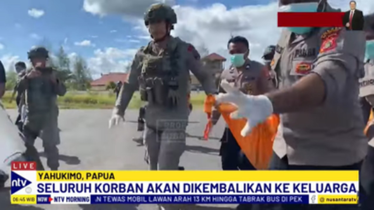 Proses evakuasi para korban serangan Kelompok Kriminal Bersenjata di Papua