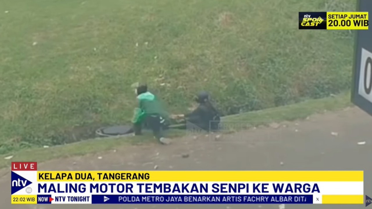 Dua pelaku komplotan maling terjatuh ke dalam selokan.