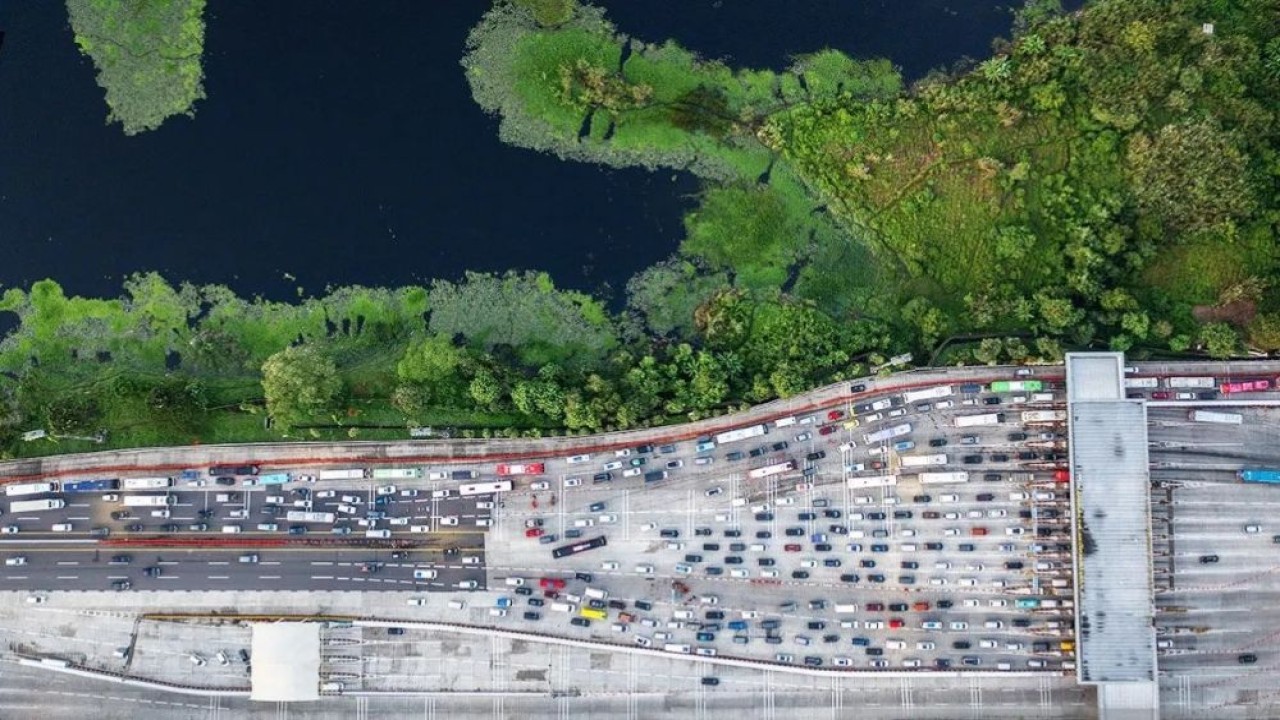 Foto udara sejumlah kendaraan pemudik melaju perlahan di Gerbang Tol Cikampek Utama, Karawang, Jawa Barat, Minggu (6/4/2025). (Foto: ANTARA FOTO/Bayu Pratama S./Spt./aa)