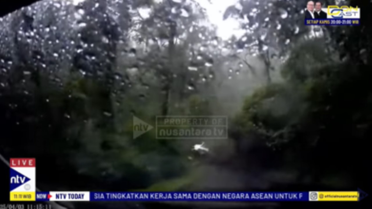 Sebuah mobil yang sedang melintas di kawasan hutan Raya Raden Suryo, Mojokerto terhempas ke jurang akibat dihantam longsor