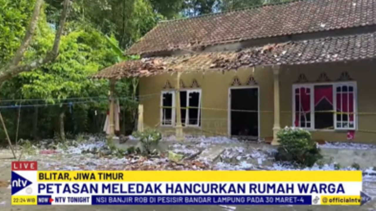Teras dan atap rumah korban hancur akibat ledakan petasan