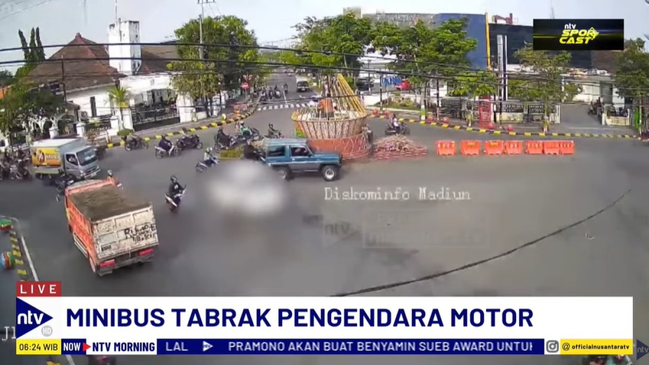 Minibus seruduk tiga pemotor di Madiun, Jawa Timur.