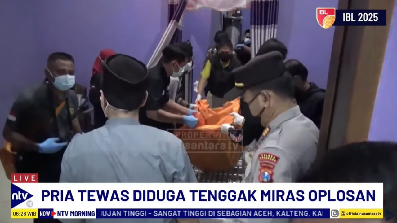 Korban meninggal diduga akibat keracunan miras oplosan.