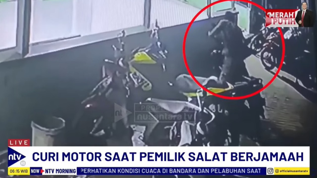 Rekaman CCTV menunjukkan momen saat pelaku membawa kabur motor di halaman masjid di Desa Taeng, Kecamatan Pallangga, Kabupaten Gowa.