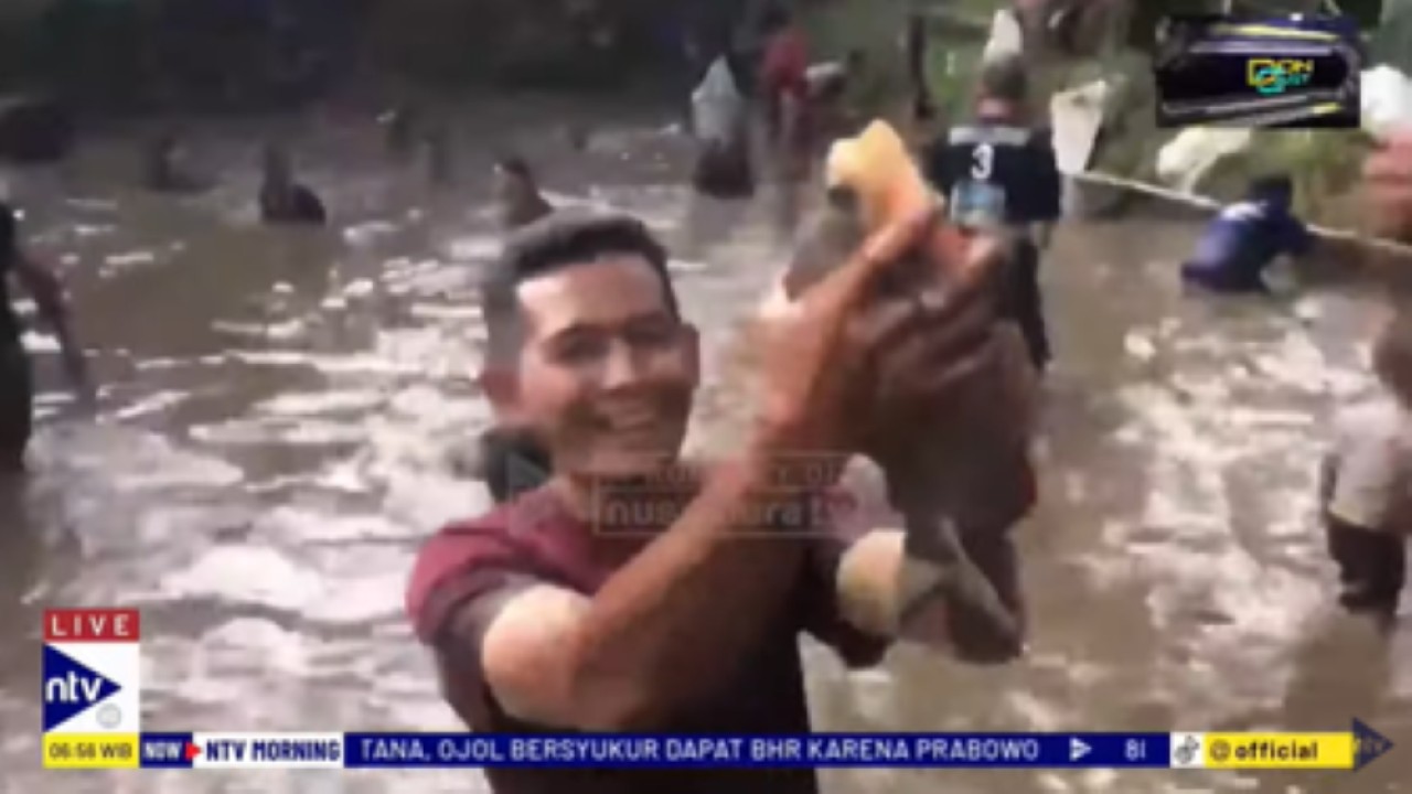 Peserta tradisi Ngobeng berhasil menangkap ikan berukuran besar