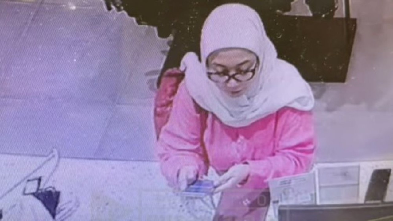 TNA terekam kamera CCTV saat melakukan penipuan dengan memalsukan bukti transfer pembayaran.