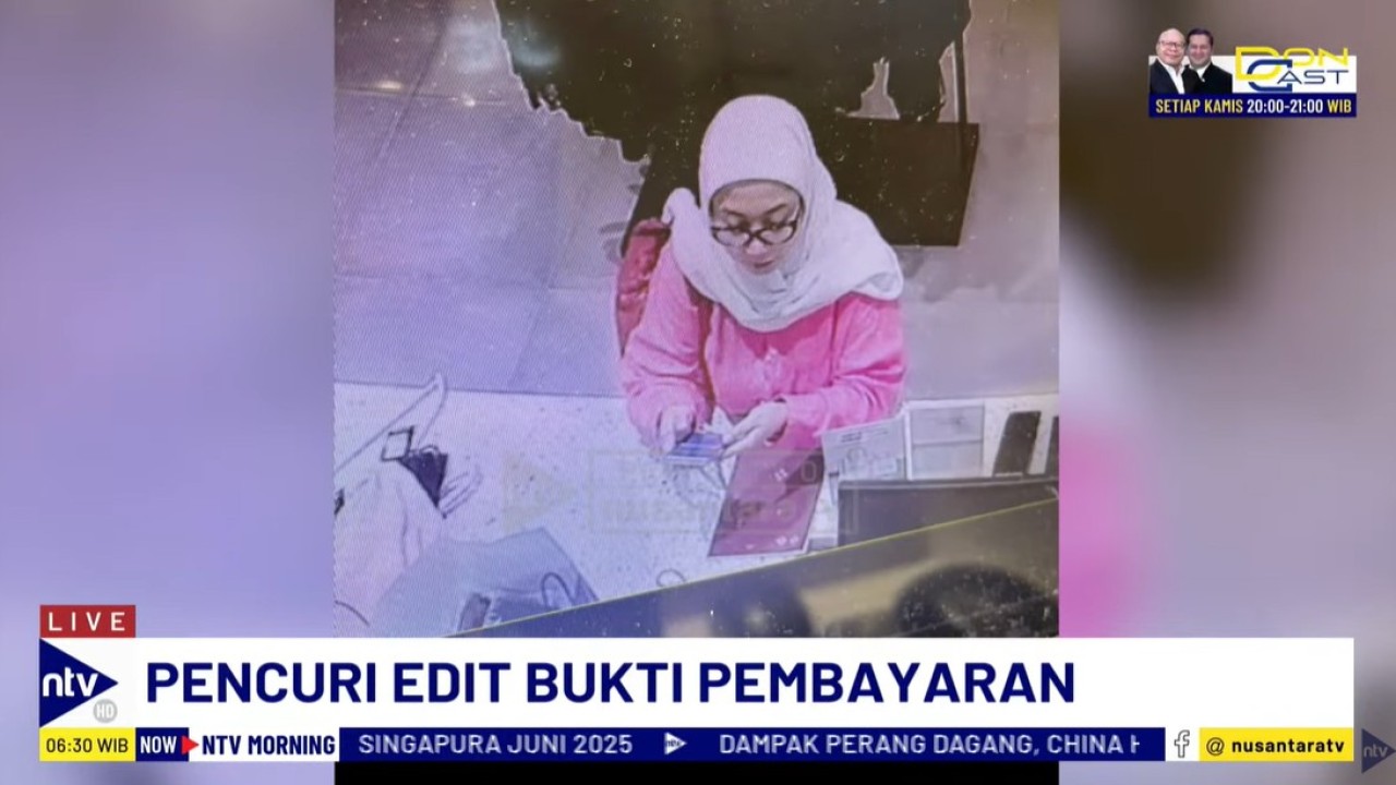Seorang wanita terekam kamera CCTV saat melakukan kejahatan dengan memalsukan bukti transfer pembayaran.