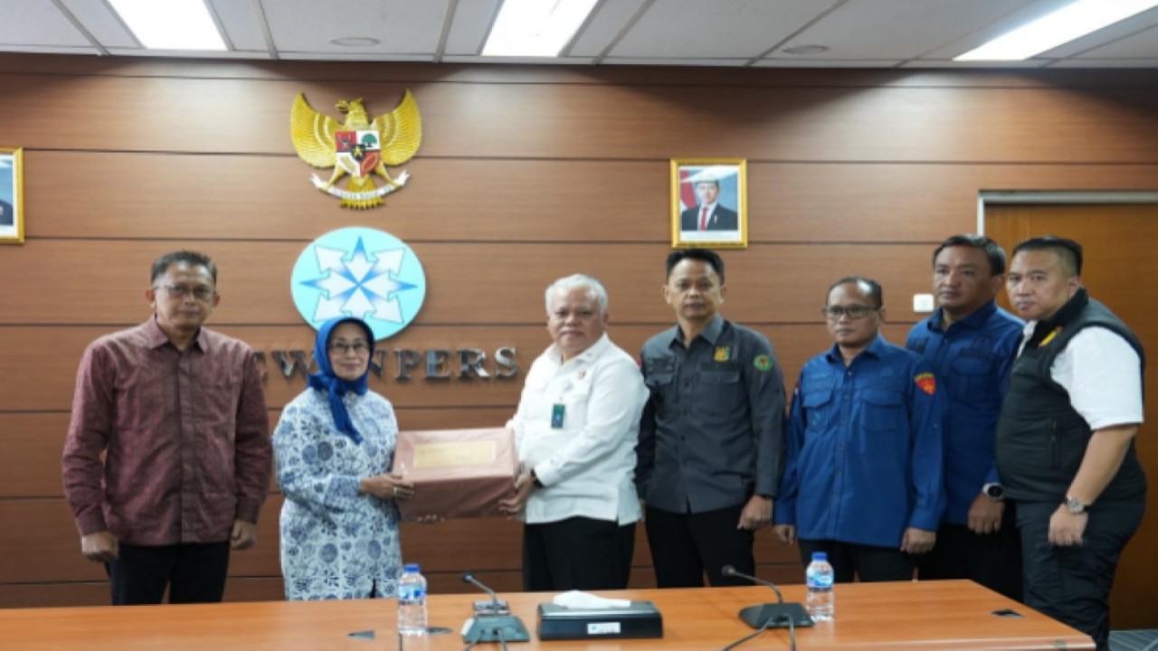 Ketua Dewan Pers Ninik Rahayu menerima berkas kasus yang melibatkan Direktur Pemberitaan JakTV, Tian Bahtiar dari Kapuspenkum Kejagung, Harli Siregar/Foto: Istimewa