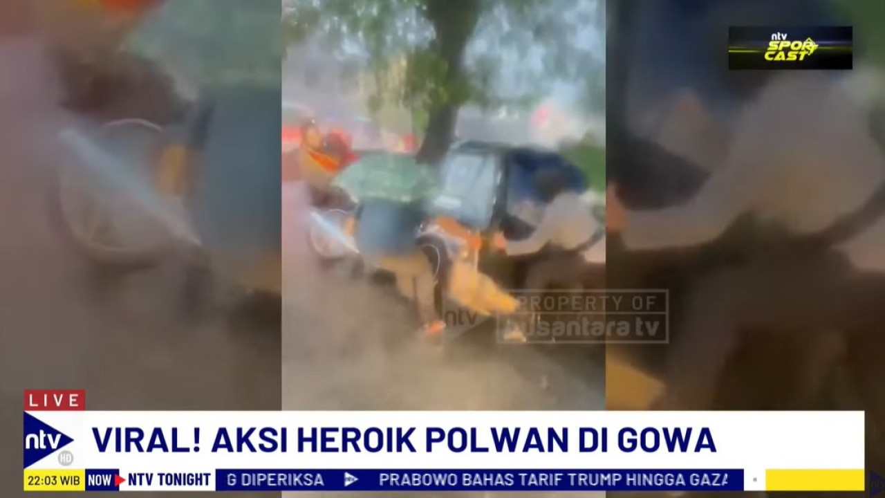 Sejumlah Polwan di Gowa, Sulawesi Selatan, sigap menolong seorang pengemudi bentor yang terjatuh ke selokan saat hujan lebat.
