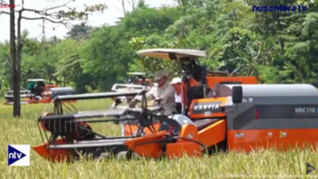 Presiden Prabowo Subianto menjajal Combine Harvester saat memimpin panen raya di Majalengka, Jawa Barat.