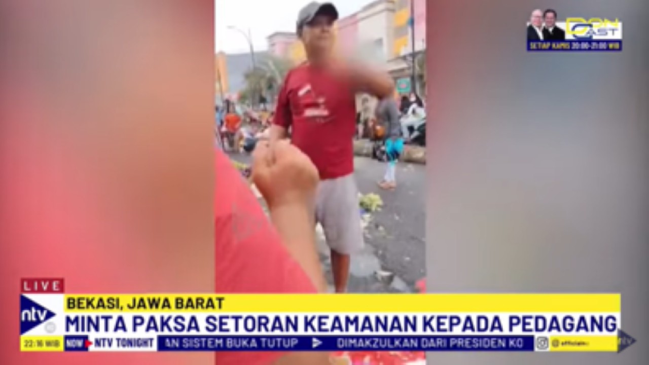 Dua preman mengamuk saat meminta uang setoran kepada seorang pedagang di Pasar Bekasi