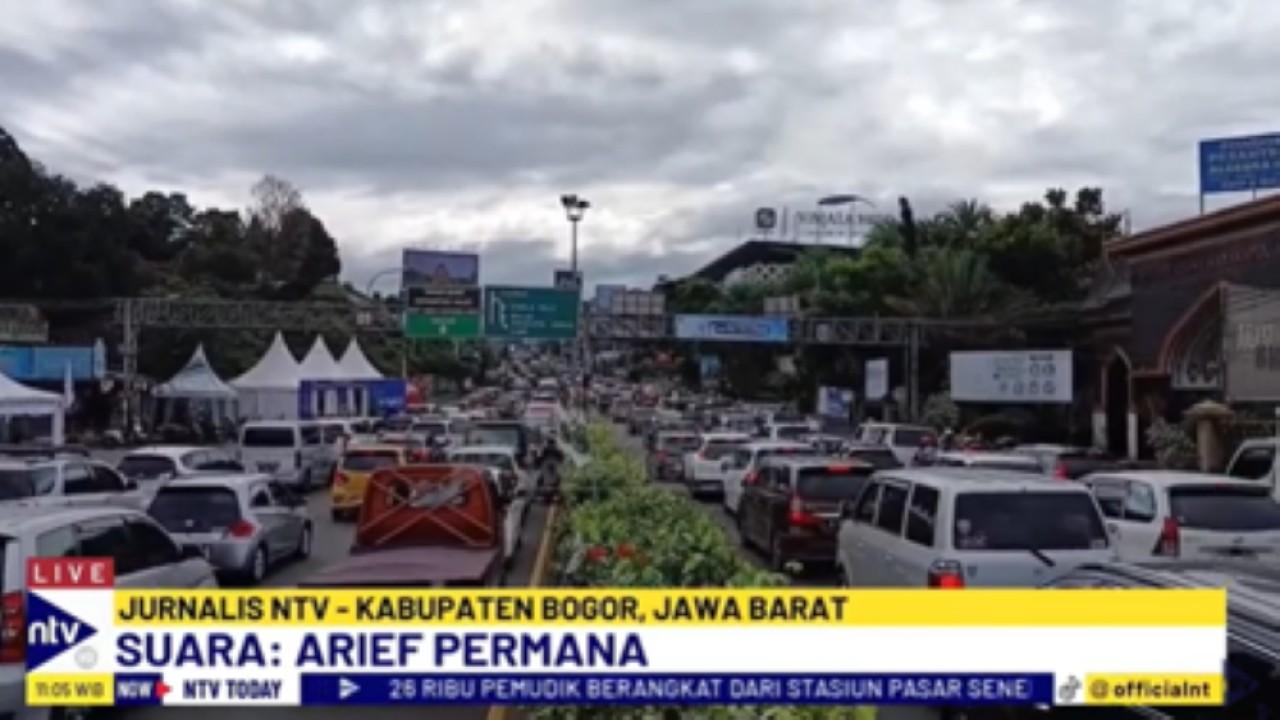 Kondisi lalu lintas di Kawasan Puncak Bogor dipadati kendaraan