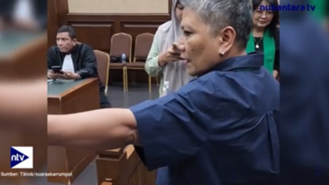 Ribka Tjiptaning menantang Jaksa Penuntut Umum (JPU) untuk duel di luar ruang sidang