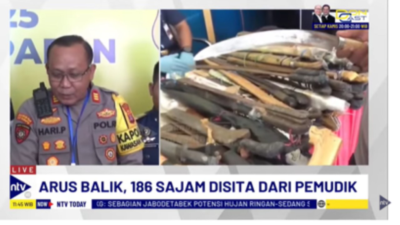 Personel KP3 Pelabuhan Semayang, Balikpapan berhasil menyita ratusan senjata tajam dari tangan pemudik di Pelabuhan Semayang, Balikpapan
