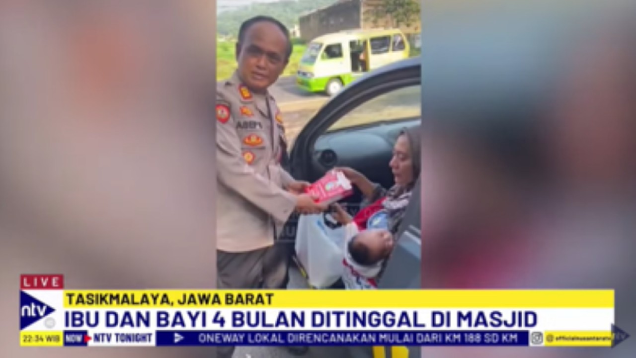 Kapos Terpadu Ampera Polres Tasikmalaya Kota, AKP Asep Saefuloh memberikan bantuan berupa layanan travel dan susu kepada ibu dan anak yang ditinggal suaminya di masjid Agung Ciawi, Tasikmalaya dalam perjalanan mudik menuju Ciamis