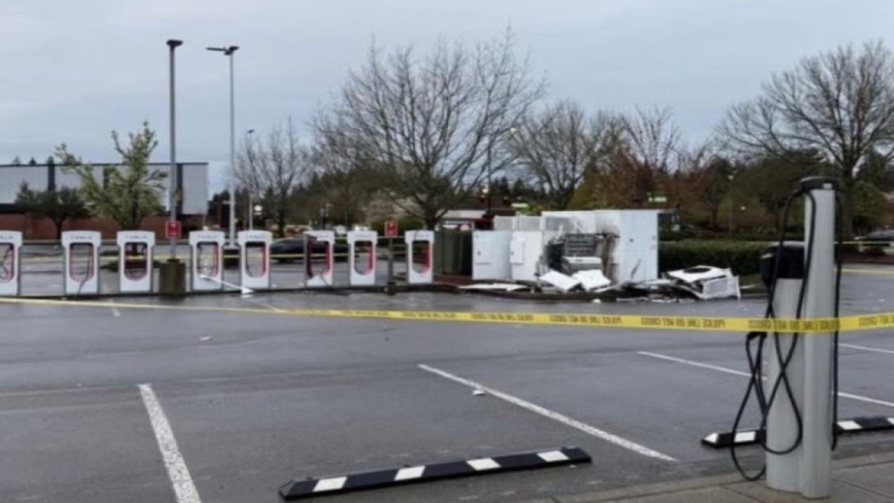 Supercharger Tesla di Washington, Amerika Serikat, dihantam ledakan pada Selasa (8/4/2025) dii hari Waktu setempat. (Foto: Istimewa via Teslarati)