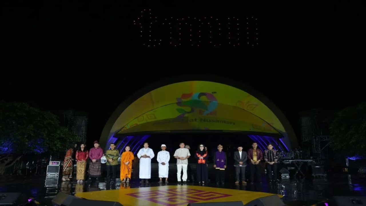 Suasana acara Anugerah Pradana Nitya Budaya TMII Award tahun 2025 dalam rangkaian acara Pesta Rakyat Nusantara untuk memperingati ulang tahun ke-50 Taman Mini Indonesia Indah di kompleks TMII, Jakarta Timur, Minggu (20/4/2025). ANTARA/HO-Kementerian Kebudayaan.