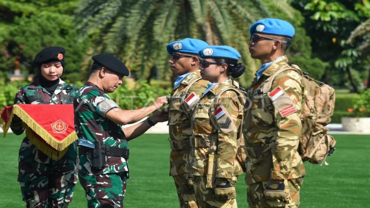 Kasum TNI Letjen TNI Richard Tampubolon (kiri) menyematkan Brevet Peace Keeper kepada perwakilan personel Satgas TNI Kontingen Garuda UNIFIL TA 2024 saat upacara penyambutan di Lapangan PRIMA Mabes TNI, Cilangkap, Jakarta Timur, Kamis (24/4/2025)/Antara