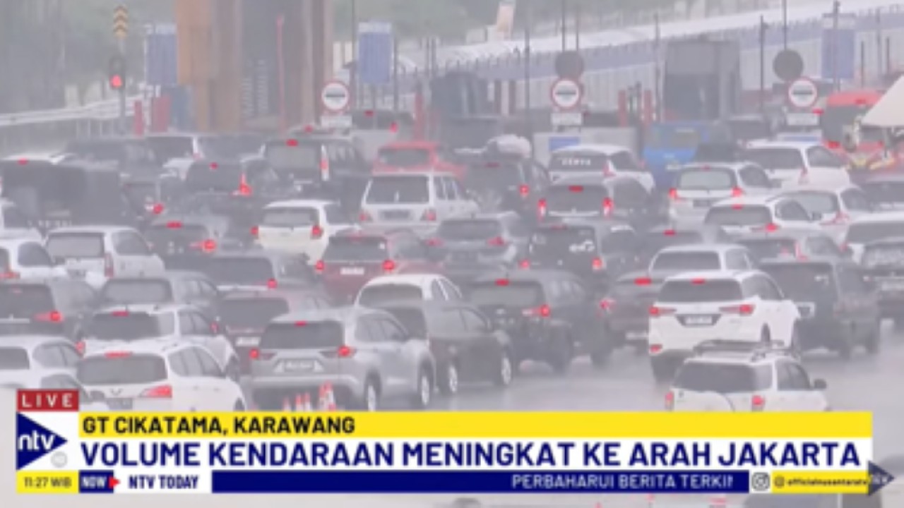 Kepadatan kendaraan terjadi di Gerbang Tol Cikampek Utama saat arus balik Lebaran 2025