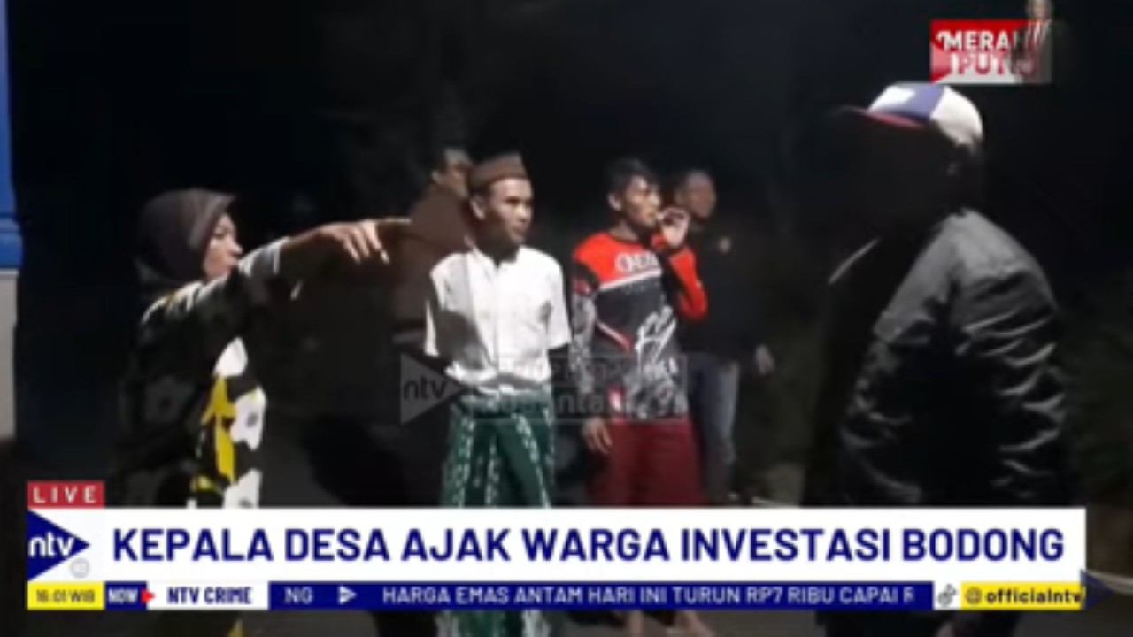 Warga Desa Cigintung, Kecamatan Wanareja, Cilacap, Jawa Tengah menggeruduk Balai Desa dan menuntut Kepala Desa mengundurkan diri