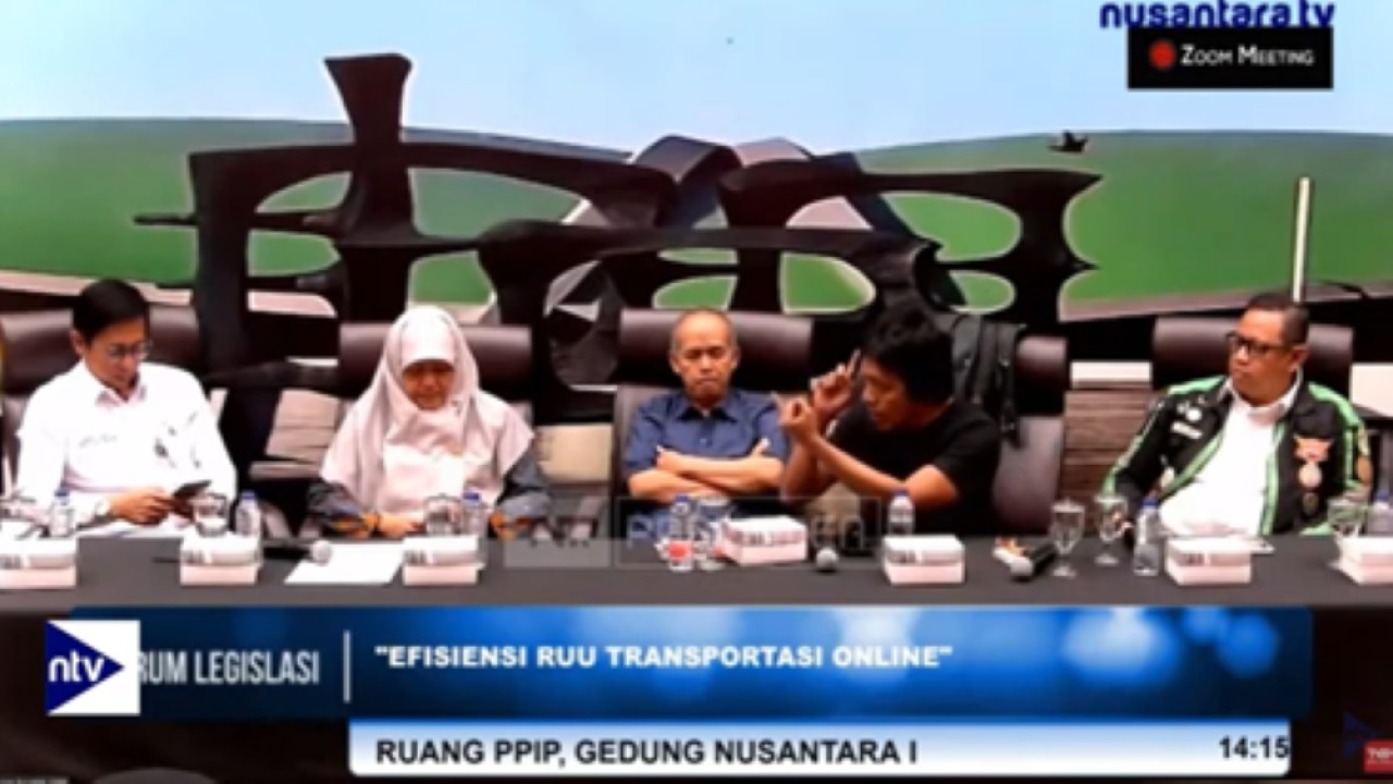 Anggota Komisi V DPR RI Adian Napitupulu diskusi Forum Legislasi bertajuk ‘Efesiensi RUU Transportasi Online’, di Kompleks Parlemen, Jakarta, Selasa (27/5).