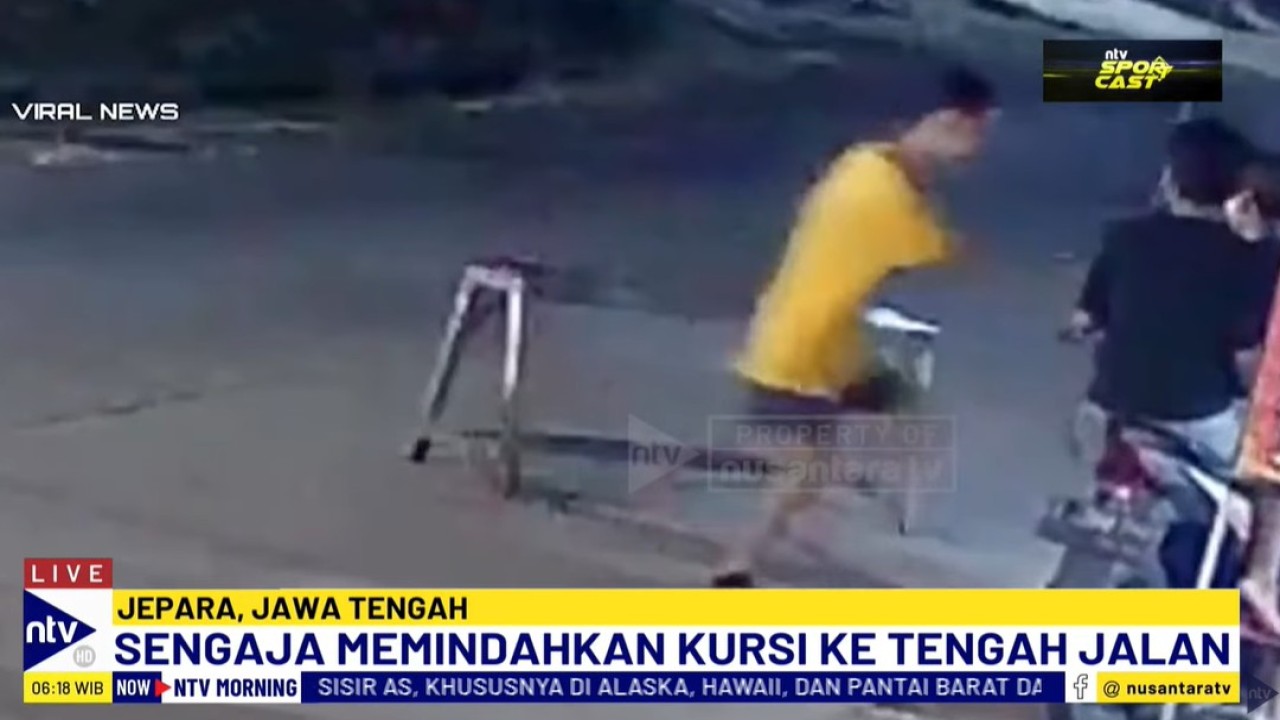 Aksi usil remaja menaruh kursi di tengah jalan hingga menyebabkan kecalakaan motor.