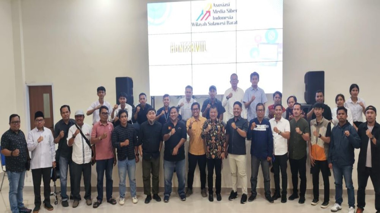 Kepala Dinas Kominfo Sulbar Mustari Mula bersama pengurus AMSI pada acara Konferwil Ke-III Asosiasi Media Siber Indonesia Wilayah Sulawesi Barat, Kamis 8 Mei 2025/Foto: Istimewa